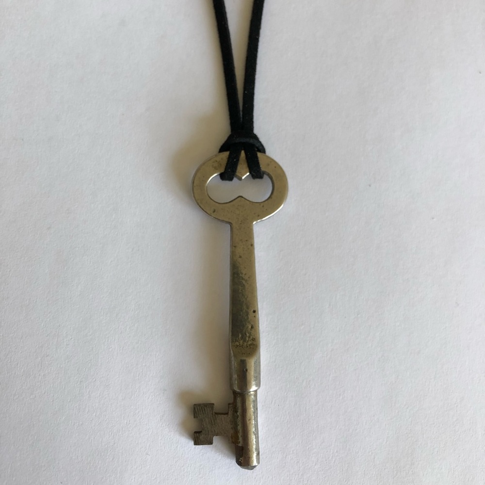 ✨MYSTERY Vintage Skeleton Key Necklace, Black Cord